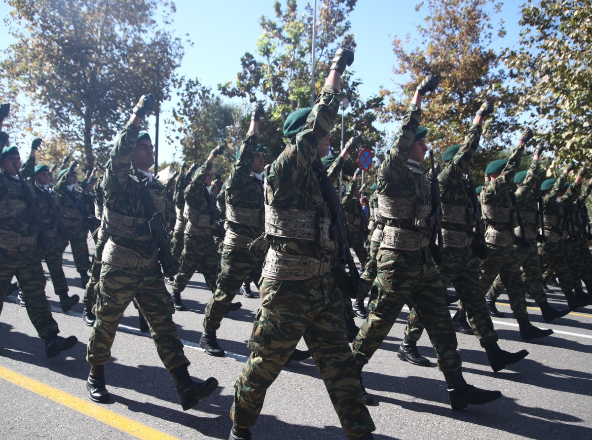 Αλλάζει η στρατιωτική θητεία: Όλοι στον Στρατό Ξηράς, 10 εβδομάδες βασική εκπαίδευση, στα €100 η αποζημίωση στην παραμεθόριο